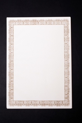 Orizzontale naturale giallo nobile della carta pergamena o versione verticale disponibile
