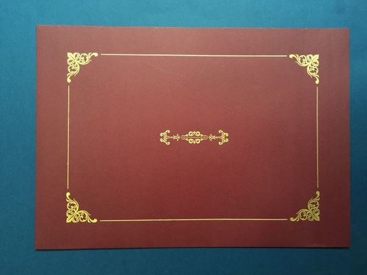 colore rosso scuro del fermacarte del certificato di 318x247mm con la stagnola di oro