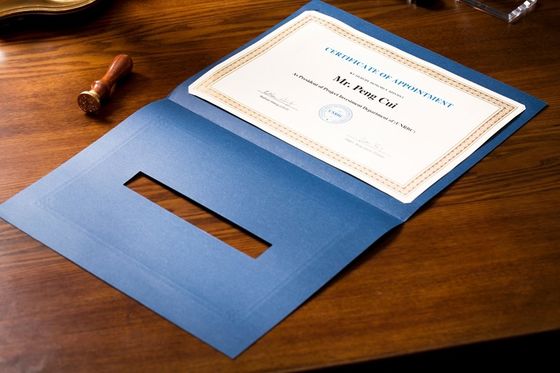 Fermacarte blu del certificato di raduno, cartella riempita di timbratura calda d'argento del certificato