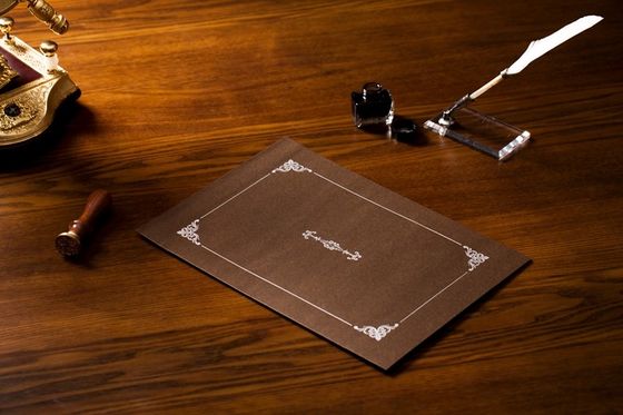 L'abitudine ha stampato la carta pergamena di timbratura calda dell'argento dei supporti del certificato fatta