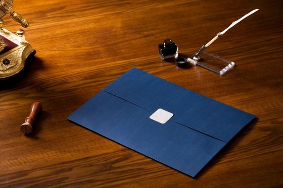 Le cartelle di timbratura calde d'argento della presentazione del premio, radunano il supporto blu dell'archivio di certificato
